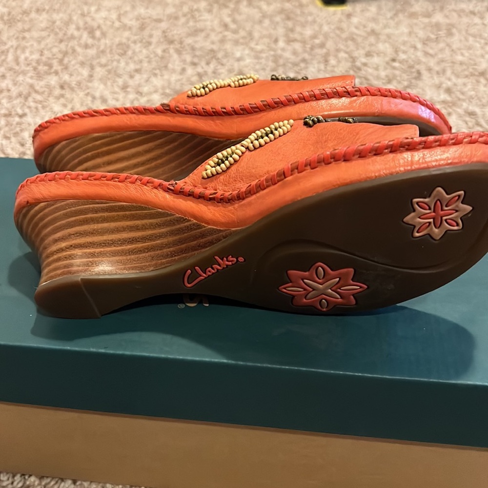 CLARKS WOMENS LEATHER SLIDES IN SZ 6.5…BEAUTIFUL CORAL COLOR…WORN ONE TIME!!! - Picture 6 of 9